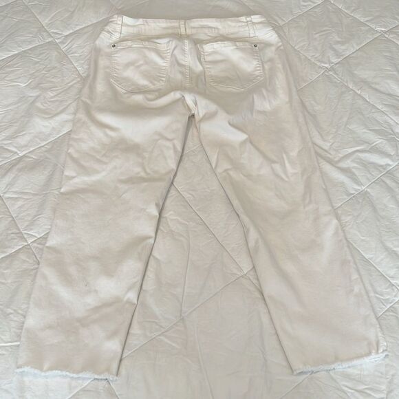 Kensie sz 10/30 off white denim crop pants raw hem with slits at side hem EUC - Picture 9 of 13